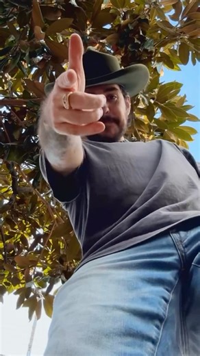 Handsome Hat Co. / Sombrerería 🍀 on Instagram: "Un sombrero en un color hermoso con una horma muuuy muy clásica 🔥🔥 este sombrero fue hecho en nutria 100x 😎 #cowboyhat #sombrero #hatmaker"