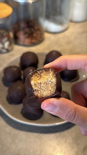 maxine 🫐 on Instagram: "recette cookie dough balls façon bounty 🥥 inspi elle gibson 🌸 ingrédients : -100g de noix de coco rapée -40g farine d’avoine (prozis c0de APRICOT -10%) -40g poudre d’amande -50g sirop d’érable -3 càs beurre de cajou (prozis) -pincée de sel -30ml de lait d’amande ~1 petite tablette de chocolat noir bonapéti 🫶🏻 *partenariat* #healthyrecipes #reequilibragealimentaire #pertedepoids #recettefacile"