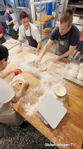 Seguro que nunca viste tantos panes de molde juntos 😏 Así es como se hace en Pa de kilo , trabajo en equipo al 100%. Se ven preciosos, super esponjosos y perfectamente rectangulares para preparar el sándwich de nuestros sueños. 🤤 🍞 Accede a la MasterClass de Masa Madre: https://hotm.art/9FqZvLBu 📱 Descarga la App de Gluten Morgen: Android: https://hotm.art/P5sz87 iOS: https://hotm.art/Ml3Z4K #comunidadglutenmorgentv #GlutenMorgen #GlutenMorgenTV #panaderos #panaderia #españa #padekilo #barce