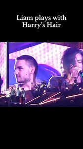 liam plays with harry's hair #liam #liampayne #1d #onedirection #celebrity | Fans 1D