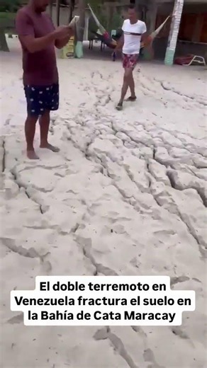 Así quedó la arena, orilla de la playa, en Bahía de cata, después de los dos fuertes sismo ￼