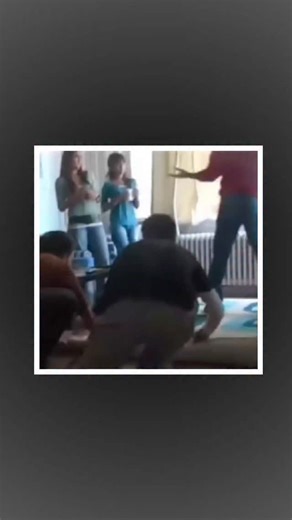 MurMur Tales 💀 on Instagram: "日本利用压电瓷砖将脚步转化为电能。这些瓷砖捕捉来自你脚步的动能。当你行走时，你的重量和动作会对瓷砖产生压力。瓷砖会轻微弯曲，从而产生机械应力。瓷砖内部的压电材料将这种应力转化为电能。每一步都会产生少量电荷，而数百万步结合在一起就能产生足够的电力来驱动 LED 灯、数字显示屏和传感器。在像涩谷车站这样繁忙的地方，每天大约有 240 万个脚步为这一系统作出贡献。这些电能可以被储存或立即使用，从而减少对传统电力来源的依赖，并支持可持续的城市基础设施。这种方法将日常运转化为实用的可再生能源 #日本 #知识 #事实 #你知道吗 #推荐 #科技 #创新 #历史 #技术 #实验 #热门"