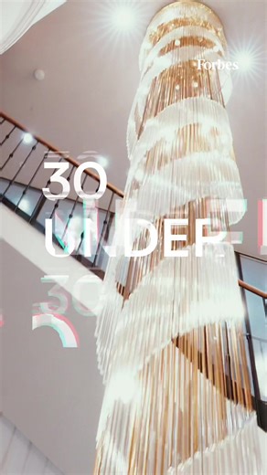 Forbes Under 30 Meetup Zürich Innovation, Unternehmertum und aussergewöhnliche Perspektiven: Beim Forbes Under 30 Meetup am 6. Februar im Mandarin Oriental Zürich trafen Gründer, Führungskräfte und ein Big-Wave-Surfer aufeinander. Über 100 Gäste erhielten Einblicke in Drohnentechnologie, Asset-Tracking, Elektromobilität, Finanzmärkte und Risikomanagement. Für musikalische Akzente sorgte DJ und Produzent Felix de Leon. Der Abend bot Raum für Austausch, Networking und neue Impulse. Mehr zum Event 