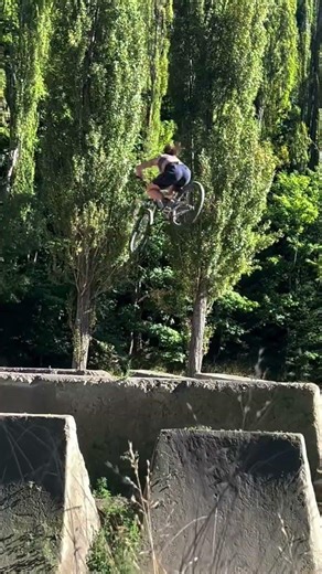 🔥 EPIC DIRT JUMP STUNTS ON SCENIC TRAILS! 🌲🔥 | Female Rider’s Jaw-Dropping Mountain Bike Adventure