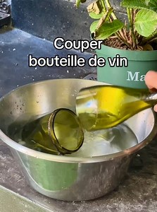 932K views · 13K reactions | Comment couper une bouteille de vin pour en faire des verres de table , des objets décoratifs, des cloches pour tes plantes J’avais déjà publié cette video l’année dernière … la re-voici pour mes nouveaux followers et mes fidèles  Est ce que tua s déjà essayé ? #verre #bouteilleenverre #astuce #recup #recyclage #carolinemunoz | Caroline Munoz | Facebook