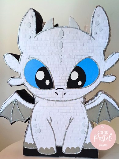 Chimuelo y Furia Luminosa: Piñatas Personalizadas
