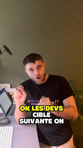 Jonathan Benitez on Instagram: "Une minute pour parler des développeurs Arduino sans filtre 😅 Entre les LEDs qui s’allument jamais du premier coup, les câbles USB magiques et le code copié sur des forums de 2012, on démonte avec humour et absurdité tous les petits bugs et clichés du monde Arduino. Si tu t’es déjà battu avec une breadboard, un port COM ou un point-virgule récalcitrant, cette vidéo est pour toi. À regarder jusqu’au bout… et dis-moi qui on démonte dans la prochaine 👇 #développeme