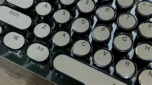 前行者TK100机械键盘，朋克美学设计，RGB炫彩灯效，线性轴手感顺滑，游戏办公两不误，提升打字效率与沉浸体验。