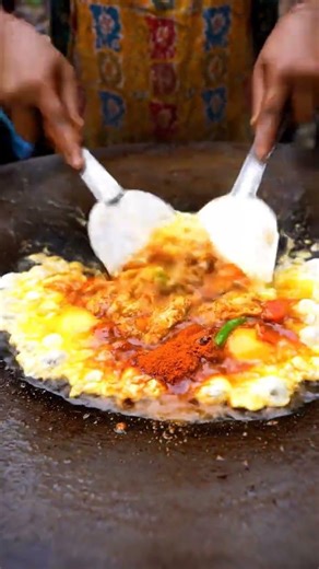 Street-Style Anda Tawa Masala #pakistanifood #streetcooking