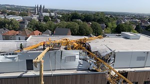 Tournai : La flèche de la grue effondrée enfin évacuée du Chwapi - RTBF Actus
