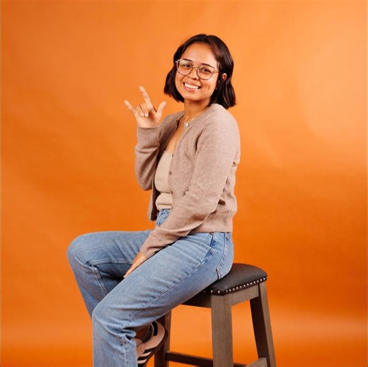 Deaf books are so simple to learn to sign in American Sign Language! I’m so glad to be able to share them with you for those who wants to learn basic signs. #beginners | That Deaf Family