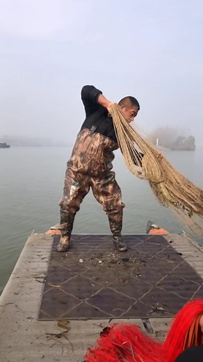 Catching Fish Using Cast Net Fishing / Net Catch Fishing 🐠🐠#Reels #fishing #skill #castnetfishing#fishtok #crab #ocean #giant #fish #fisherman #fishing #fishinglife #crabbing #shark #bigfish #sharkweek #boatlife #nature #science #boating #sushi #eel #santacruz #friendliestcatch #deadliestcatch #sustainable | Daily Discovery