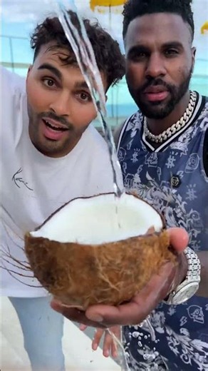Creative photo with a random guy on Bali @Jason Derulo #jiggletobali @Savaya Bali #yzfamily