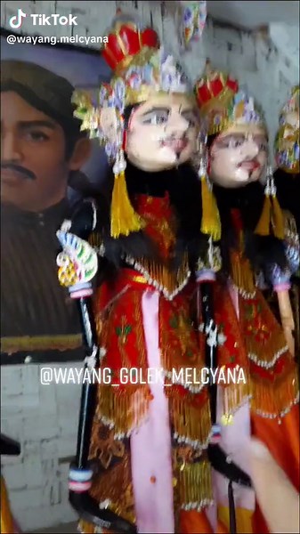 Kresna Wayang Golek: Spanduk, Dolls, and Unique Performances