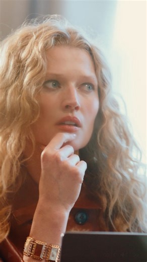 FLEURON | Un instant vibrant avec le Mini Swann Bleu Pacifique, pensé pour accompagner chaque geste avec style. . . A vibrant moment with the Mini... | Instagram