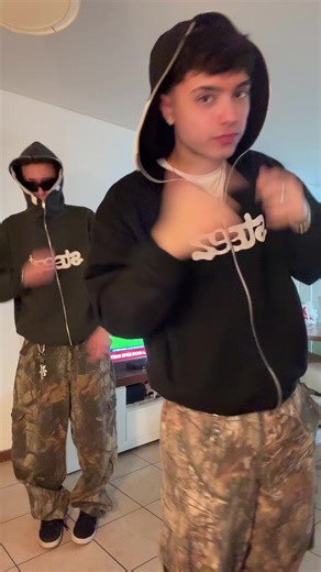 Caillou Prime: Estilo Streetwear y Buzzcut