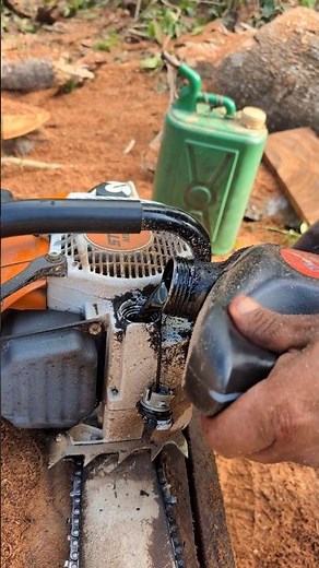 Use car oil to lubricate your chainsaw chain 💪 #chainsaw #wood #woodworking