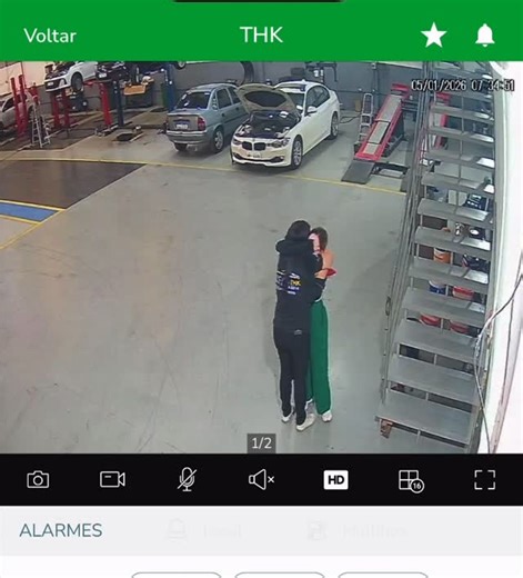 Raphaela Martinez - Carros e Oficina on Instagram: "Hoje sem nenhuma sombra de dúvidas foi o dia mais difícil da minha vida. Cada vez que eu olhava para mesa do Bola eu me perguntava “Por que você foi embora?, Por que, Porque???” E eu ainda não encontrei respostas. Ele não era meu pai de sangue, mas eu tinha uma conexão muito forte com ele, muito carinho e muito respeito, assim como eu tenho pelo meu pai de verdade, que está me dando muita força agora e para oficina também. Hoje eu chorei muitas