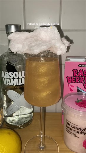 Edible glitter instantly spices up the drink💗💫 Just keep in mind that adding glitter will affect the colour of the drink Instructions: 8 cl vanilla vodka (next time I would only add 4cl) 8 cl lemon juice top with juice of choice and sprite add some edible glitter inside a cotton candy fluff and put it on top of the glass melt the glitter cotton candy in the drink and mix #edibleglitter #glitter #cottoncandy #cocktail #valentinesday #galentinesday