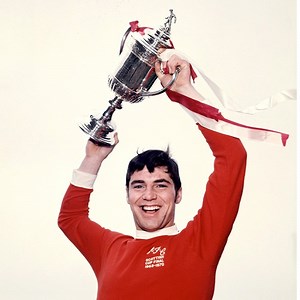 📅 #OnThisDay in 1970, Aberdeen captain Martin Buchan lifted the Scottish Cup after The Dons defeated Celtic. 🔴⚪ A Joe Harper penalty and a late double from Derek ‘Cup Tie’ McKay gave Aberdeen a famous victory at Hampden. #StandFree | Aberdeen Football Club