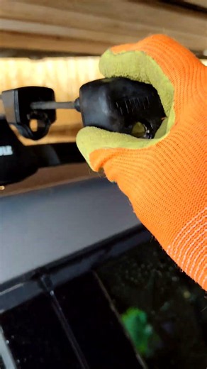 Thule Square section roof rack removal. With key.