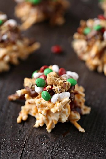 These BUDDY THE ELF COOKIES are the perfect recipe idea for the holidays. Make these easy no bake cookie inspired by everyone’s favourite Christmas movie, Elf! Printable Recipe: https://www.cravingsofalunatic.com/buddy-the-elf-cookies/ | Cravings of a Lunatic