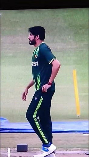उस्मान तारिक मुँह से खैनी गिराते हुए।.. Usman Tariq is dropping khaini from his mouth. #indvspak