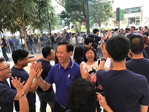 What makes an Apple store opening so special? Applause. | CNBC International