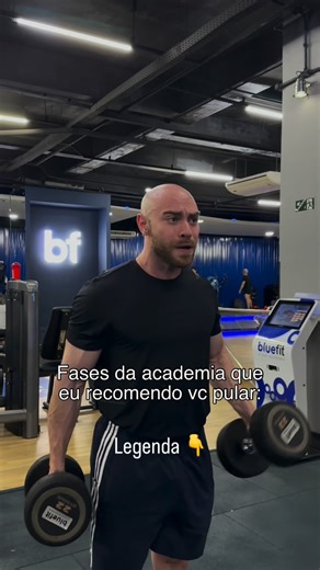 Eduardo Peroni | Nutricionista on Instagram: "Confia em mim e pula essas fases: ❌ 4x10 com o mesmo peso toda semana Depois do aquecimento, 2 séries bem feitas, próximas da falha, já costumam ser suficientes para gerar um bom estímulo de hipertrofia para os músculos trabalhados. Séries adicionais podem ter seu papel, mas nem sempre acrescentam um retorno ótimo de estímulo. ⸻ ❌ O Carbo Você até pode diminuir seu consumo de carboidratos, mas cortar totalmente é um tiro no pé (e completamente desnec