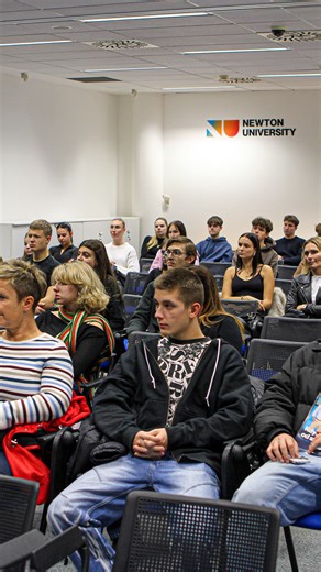 Vojta Bartoň | Komunikace | Soft Skills | Sociální Sítě on Instagram: "🎓 Den otevřených dveří na Vysoké škole STING & NEWTON University byl ve znamení poznávání prostředí školy, setkání s pedagogy a hledání inspirace pro budoucí studium. Návštěvníci měli možnost projít si zázemí školy, potkat studenty i vyučující, zjistit víc o studijních programech a nasát atmosféru, která tu panuje. Chcete také navštívit tyto dvě vysoké školy? 👀 Tak dorazte buď na Gaudeamus v Praze - veletrh vysokých škol, k