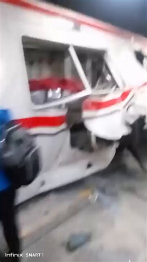 Kecelakaan Kereta di Stasiun Bekasi Timur: KA Argo Bromo Anggrek Tabrak KRL dari BelakangBEKASI – Insiden kecelakaan kereta api yang cukup parah dilaporkan terjadi di Stasiun Bekasi Timur pada Senin malam, 27 April 2026. Sebuah rangkaian Kereta Rel Listrik (KRL) Commuter Line ditabrak dari belakang oleh kereta api jarak jauh, KA Argo Bromo Anggrek, sekitar pukul 21.00 WIB.Berdasarkan rekaman video amatir yang beredar, tabrakan tersebut menyebabkan kerusakan signifikan pada bagian belakang gerbon