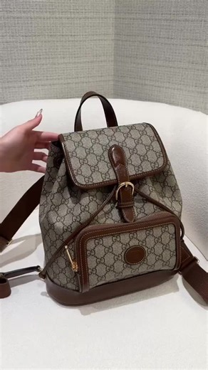 I'm completely captivated by this Gucci backpack! In autumn and winter, I love wearing suits and coats, and while a Chanel backpack is quite sweet, after browsing the Gucci Retro collection, I felt this one was perfect. The brown tones are perfect for autumn and winter, and it goes perfectly with a camel coat and other earth-toned outfits. It definitely nails the retro style, and a backpack is also a great way to look younger. The capacity is also excellent, and it frees up your hands when you'r