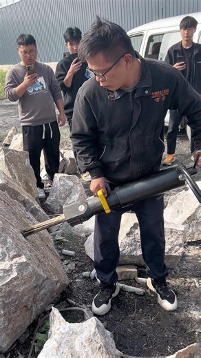 Efficient Rock Splitting with Hydraulic Machines