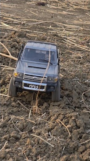 RC truck 4x4 Toyota LC79 MN82 Off-roading Jungle 1/10 Scale ‪@PotatoRC‬#4x4#scale #youtube#viral