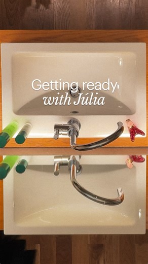 Perfumería Júlia on Instagram: "Las mañanas con prisa, el café a medias y ese “no llego” de siempre.​ Aun así, me doy dos minutos para mí: un gesto, una caricia, un respiro.​ ​ Mi recordatorio de que, aunque el día vaya rápido, yo tengo mi momento."