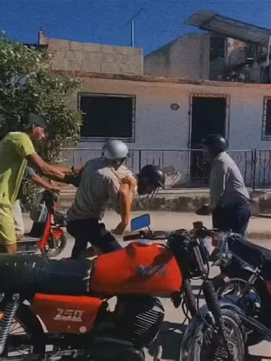 CUBA POLICE ABUSE | CUBA — March 2025 This video documents abuse and repression in Cuba. Officers of the Cuban National Revolutionary Police (PNR) are seen forcibly detaining a young man in a public street. During the detention, one officer is visibly brandishing a firearm. At the time of publication: ▫️ No charges have been announced ▫️ No official explanation has been provided ▫️ The individual’s identity remains unconfirmed This material is shared for documentation and public record purposes 
