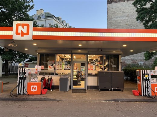 To ostatnia taka stacja paliw w Polsce. CPN w Warszawie, można poczuć klimat PRL