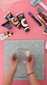 We absolutely love the gel printing plate for its versatility! 🥰 It’s one of those tools you’ll keep reaching for because you can combine it with paints, inks, stamps, cut outs… and get a different result every single time ✌️ This time, we’re sharing an idea where we used different paints, markers, stamps, and stencils. Leave a comment with this emoji 🙋‍♀️ if you’ve also got a gel printing plate in your life! ◽◽◽ Wir lieben die Gelly Plate einfach wegen ihrer Vielseitigkeit! 🥰 Sie ist eines d