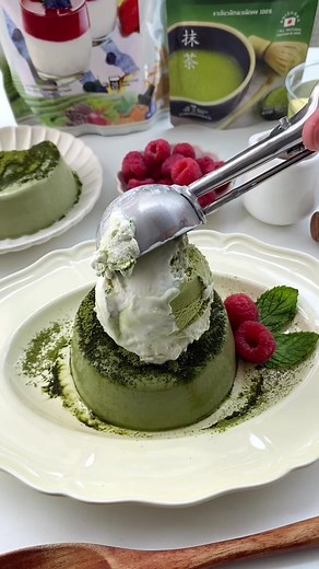 Green Tea Panna Cotta 🍨🍵 ทานพานาคอตต้ากันค่า ทำง่าย อร่อย แถมใช้วัตถุดิบน้อย ✨ เพราะวันนี้ฝนใช้ลองบีชผงพานาคอตต้า ที่ทำง่าย ให้รสชาติหอมมันกลมกล่อม ได้รสชาติพานาคอตต้าเต็มๆ และคาวามิมัทฉะ 100 % ให้รสมัทฉะเข้ม พร้อมกลิ่นหอมตอนปลาย ไม่ใส่สี ไม่แต่งกลิ่น ไปลองกันนน 💕 ขั้นตอนการทำมัทฉะพานาคอตต้า 🍃 1. ผสมคาวามิมัทฉะ 100% กับน้ำเปล่า 30 มล. คนให้ละลายเข้ากัน 3. ผสมลองบีชผงพานาคอตต้ากับน้ำเปล่า 200 มล. คนให้เข้ากัน 4. ผสมมัทฉะ พานาคอตต้า และน้ำเชื่อมที่เตรียมไว้ 10 มล. คนให้เป็นเน้ือเดียวกัน 5. นำส