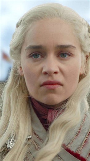 The movies 🎥 on Instagram: "🎬💀 . . Los dragones de Valyria son criaturas de aspecto reptiliano y con escamas, de dos piernas y dos alas. Tienen dientes y garras afiladas, alas delgadas de cuero y largos cuellos y colas, con crestas espinosas en el lomo. Al salir del huevo, son del tamaño de un gato y con el tiempo pueden alcanzar tamaños tales que les permiten engullir a un mamut entero. Los cráneos pulidos de los dragones Targaryen lucen como si fueran de ónice y sus dientes son dagas curvas