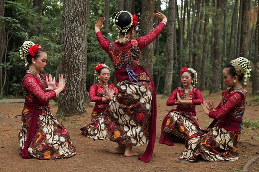 Get Ready for the Show: Traditional Dance in Indonesia