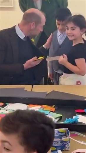 The Prince of Wales received a daffodil during an art workshop with refugee children at Oriel Davies in Newtown. A very beautiful gesture, do you agree? #RoyalFamily #PrinceWilliam #PrinceOfWales #OrielDavies #RefugeeChildren #ArtWorkshop #DaffodilGift #RoyalVisit #RoyalMoments #SweetMoments #reelsviral #today #reelsvideo | Catherine, Princess of Wales
