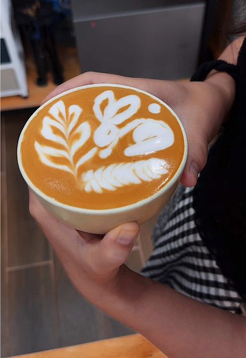 Latte Art: Bunny 🐇 #dhclatteartist #latteart #latte #baristalife #barista #freepour #bunny