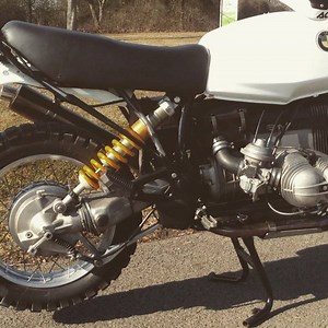 BMW Motorrad R 80 GS mit Siebenrock Power Kit , SWT-SPORTS Rahmenverstärkung , Öhlins Federbein und WP Gabelkartuschen. Die Abgasanlage ist von BSM. #siebenrock #swtsports #enduroboxer #manuelschad #bmwmotorrad #bmwmotorcycle #r100gs #r100 #r100gsparisdakar #r100gsdakar #r100gspd #r80gsparisdakar #r80gspd #r80gsbasic | SWT Sports