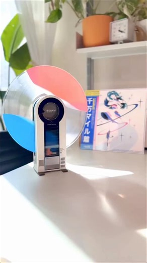 In the early 1980s, Sony once again pushed the limits of what was possible. After redefining portable music with the Walkman, the brand set its sights on vinyl with a bold idea: making the turntable portable. The result was the Sony PS-F9, nicknamed “Flamingo” a unique creation blending technical experimentation and industrial design. Released in 1983, the PS-F9 belonged to Sony’s “Flamingo” series and followed the PS-F5. Compact and powered by either batteries or AC, it could be placed horizont