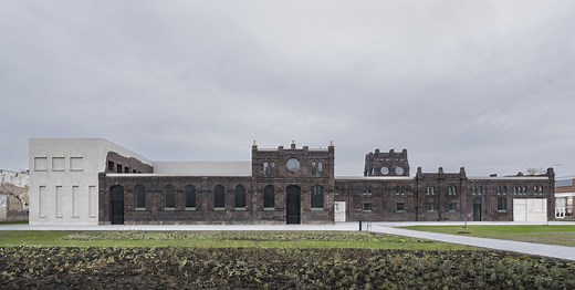 PLATO Contemporary Art Gallery / KWK PROMES