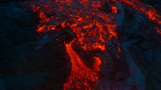 Lava Fluyendo de un Volcán – Imágenes Cinematográficas de la Naturaleza
