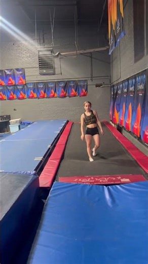 WORKING CLAPS IN THE SET FOR TUCKS