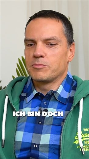 Simon Mathis on Instagram: "-25 Kilo weg – und das ohne Diät-Wahnsinn 🚀 Thomas ist 39, selbstständig als Foto- und Videograf. Entweder sitzt er stundenlang am Rechner oder er schleppt den ganzen Tag Kamera-Equipment durch die Gegend. Das Problem: Einige Kleidungsstücke passten nicht mehr. Er fühlte sich zu dick. Und wenn er in den Spiegel schaute, mochte er seinen Körper an bestimmten Stellen einfach nicht mehr. Also probierte er alles: Low-Carb, Trennkost, sogar jeden zweiten Tag gar nichts es