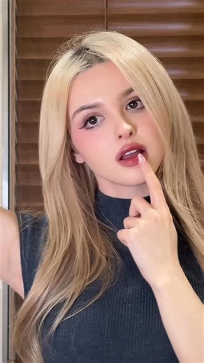 🤍Karimova Elina_엘리나🤍 on Instagram: "Dewy vampire lip makeup🍒 촉촉 뱀파이어 립 Lip liner: @heartpercent Based lip : @maccosmeticskorea Lip gloss: @unleashia"